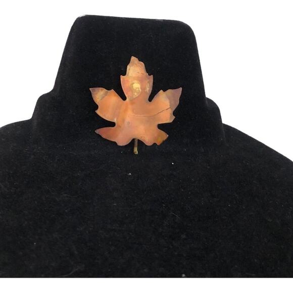 Vintage Gold Tone Metal Textured Maple Leaf Pin Brooch - Picture 5 of 10